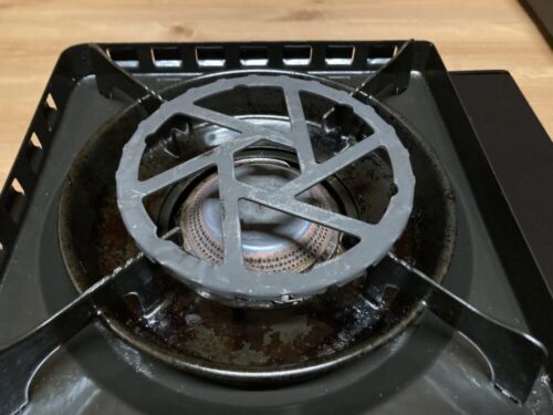 パール金属のミニ五徳がジャストフィットして小さい鍋にも対応できる。