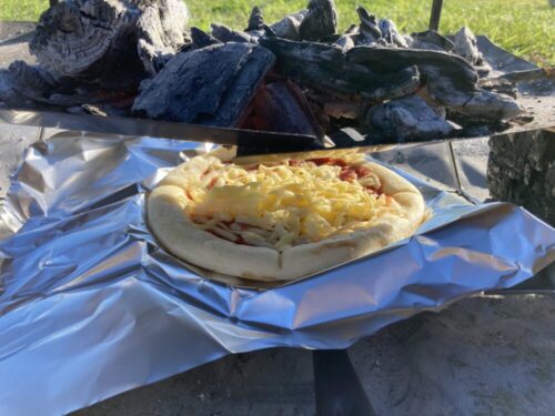 TokyoCampの焚火台でピザ焼き